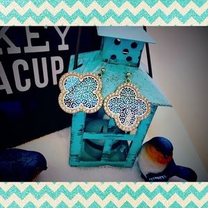 5/$25 Beautiful gold and white clover earrings